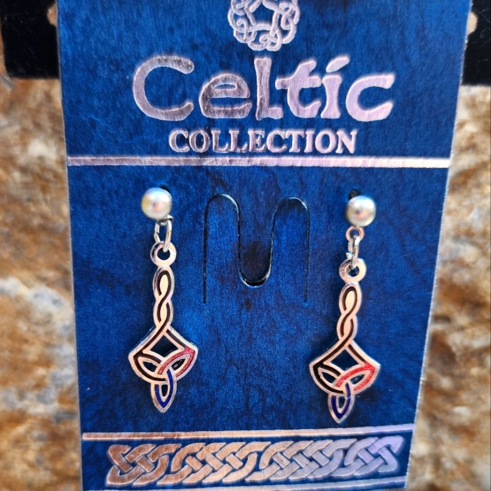 CELTIC COLLECTION Trinity Knot pierced earrings